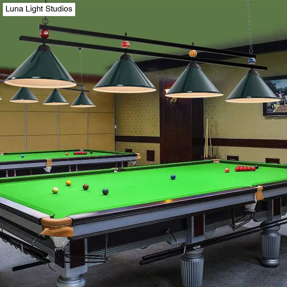 Lámpara de techo colgante cónica DecorBites™ de metal estilo industrial con detalle decorativo de billar