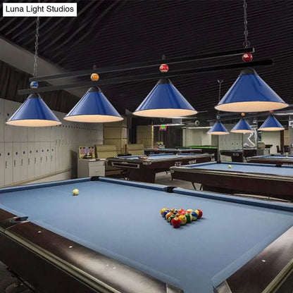 Lámpara de techo colgante cónica DecorBites™ de metal estilo industrial con detalle decorativo de billar