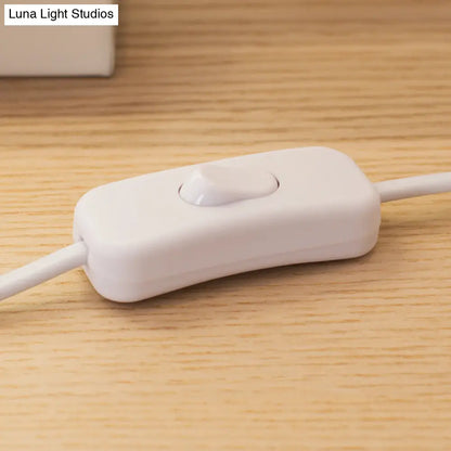 Lámpara de escritorio cónica de metal con luz de lectura decorativa moderna en forma de paloma, color blanco - Perfecta para dormitorios