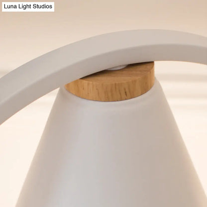 Lámpara de escritorio cónica de metal con luz de lectura decorativa moderna en forma de paloma, color blanco - Perfecta para dormitorios