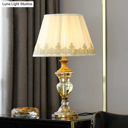 Lámpara de mesilla de noche cónica con diseño minimalista y detalle de cristal K9 - Perfecta para mesitas de noche en el salón (Beige)