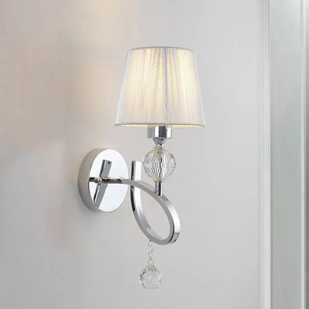 Aplique de pared cónico DecorBites™: Lámpara de pared clásica de tela de 1 luz con colgante de cristal cromado