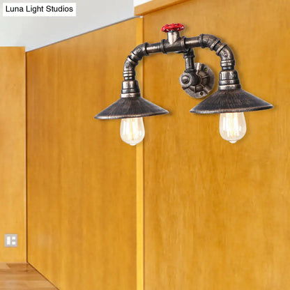Aplique de pared cónico rústico de hierro con tubería y válvula industriales - Lámpara de estilo campestre de 2 luces en bronce envejecido
