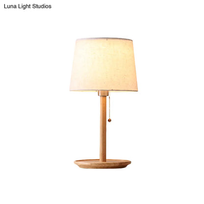 Lámpara de mesa cónica: Lámpara de escritorio moderna de tela en marrón rojizo/madera con cadena para tirar
