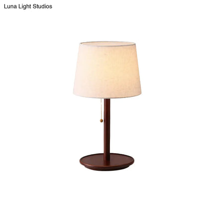 Lámpara de mesa cónica: Lámpara de escritorio moderna de tela en marrón rojizo/madera con cadena para tirar