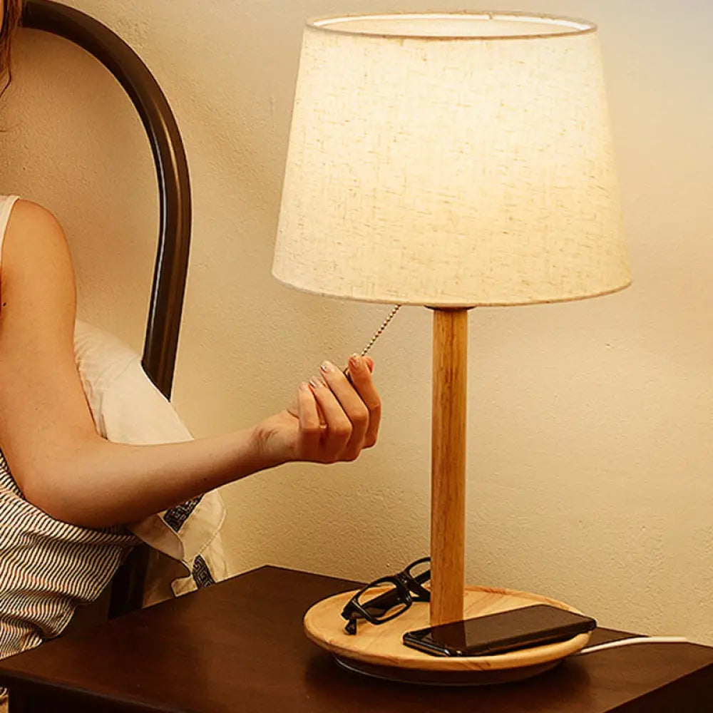 Lámpara de mesa cónica: Lámpara de escritorio moderna de tela en marrón rojizo/madera con cadena para tirar