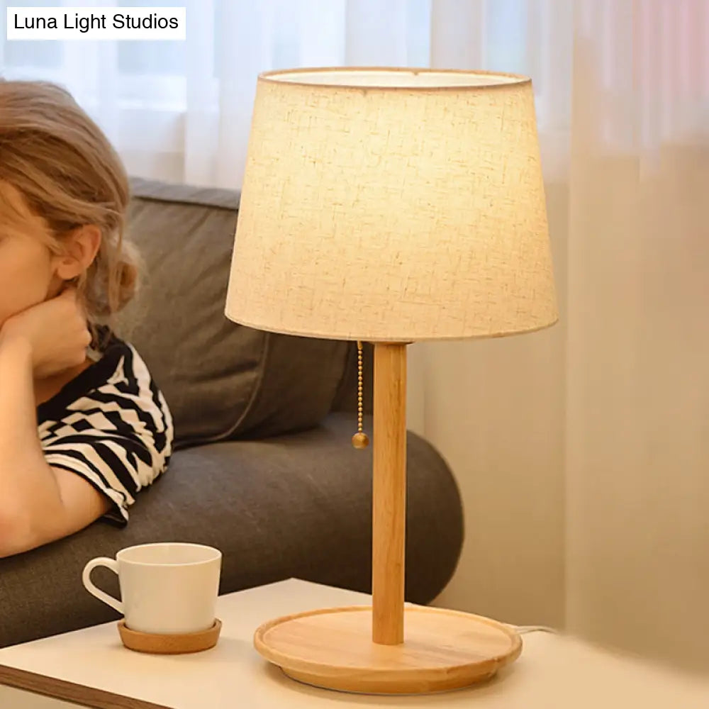 Lámpara de mesa cónica: Lámpara de escritorio moderna de tela en marrón rojizo/madera con cadena para tirar