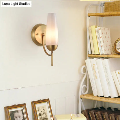 Aplique de pared cónico contemporáneo DecorBites™ de 1/2 luz en dorado con cristal opal brillante