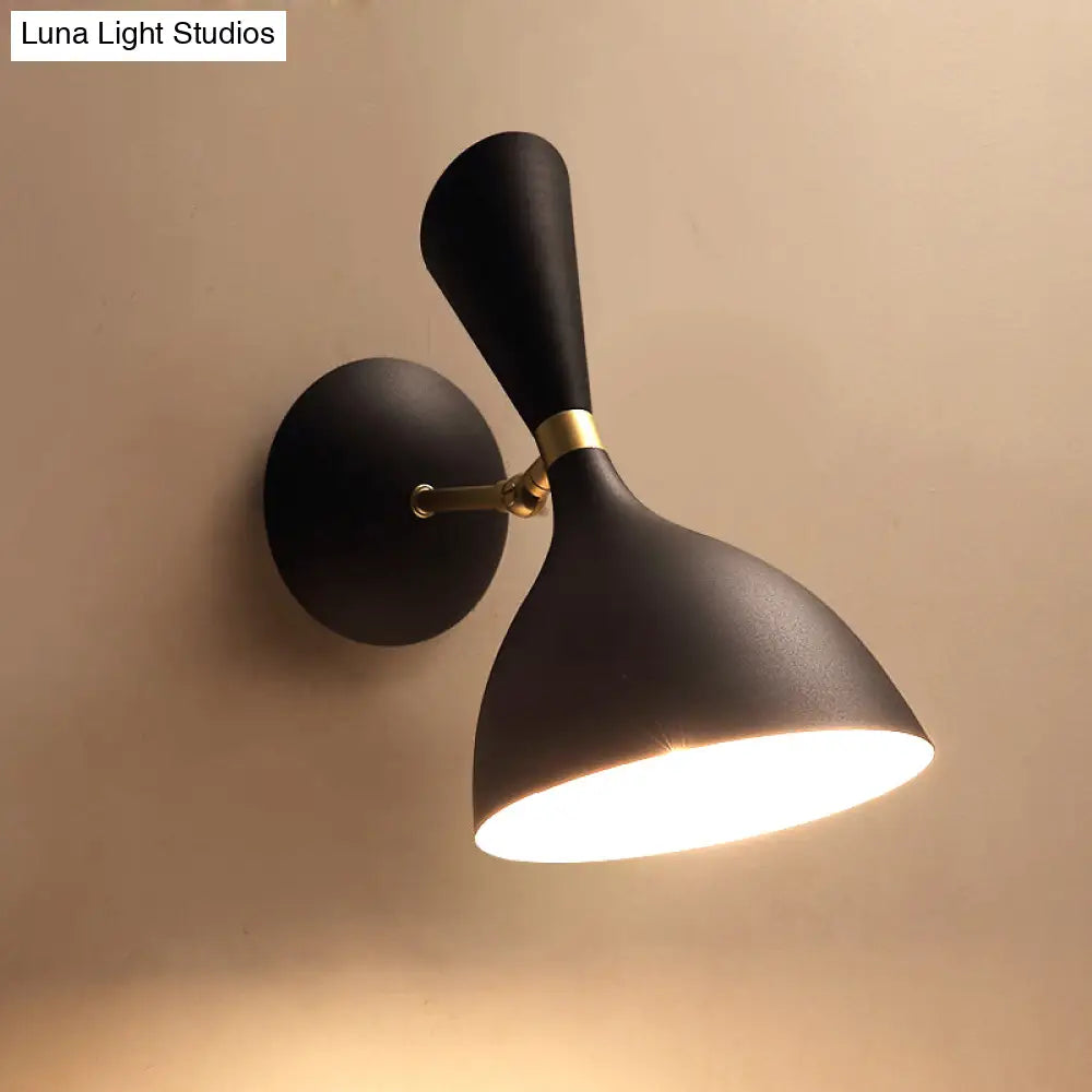 Aplique de pared DecorBites™ contemporáneo de 1 luz con pantalla metálica para mesilla de noche