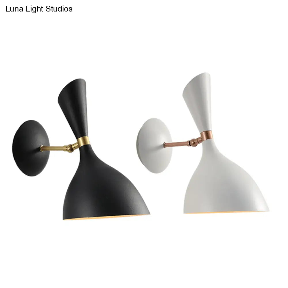 Aplique de pared DecorBites™ contemporáneo de 1 luz con pantalla metálica para mesilla de noche