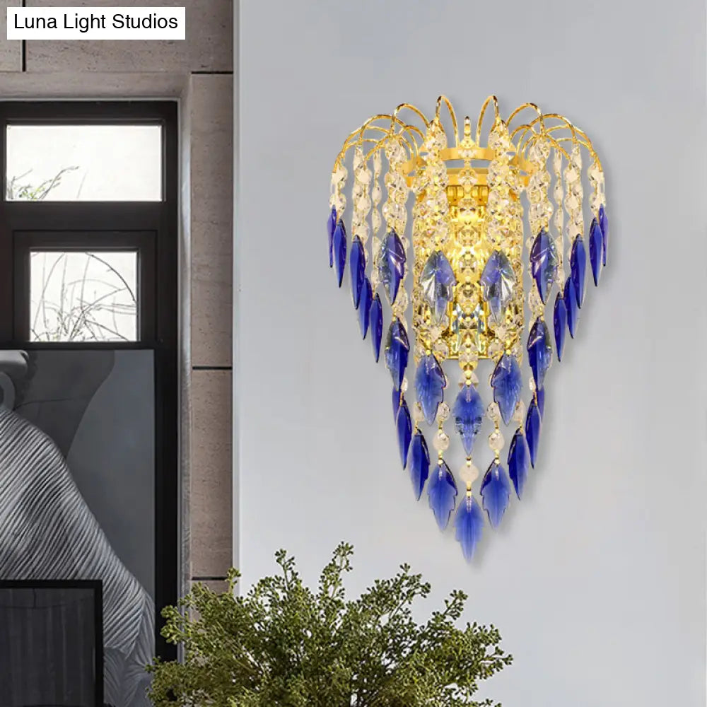 Aplique de pared DecorBites™ contemporáneo de 2 luces con acabado en latón y pantalla de cristal color beige/azul.