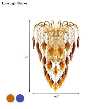 Aplique de pared DecorBites™ contemporáneo de 2 luces con acabado en latón y pantalla de cristal color beige/azul.