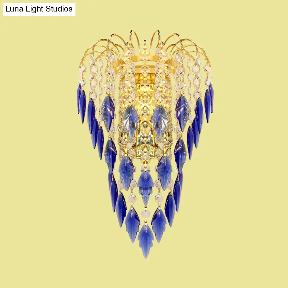 Aplique de pared DecorBites™ contemporáneo de 2 luces con acabado en latón y pantalla de cristal color beige/azul.