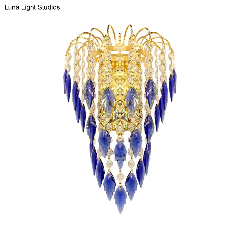 Aplique de pared DecorBites™ contemporáneo de 2 luces con acabado en latón y pantalla de cristal color beige/azul.