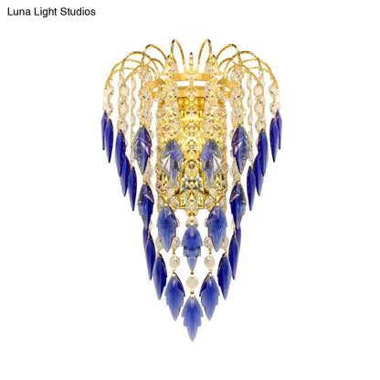 Aplique de pared DecorBites™ contemporáneo de 2 luces con acabado en latón y pantalla de cristal color beige/azul.