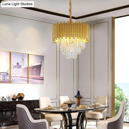 Lámpara de araña colgante contemporánea de tres niveles, circular, de metal, con bloque K9 y acabado en latón.