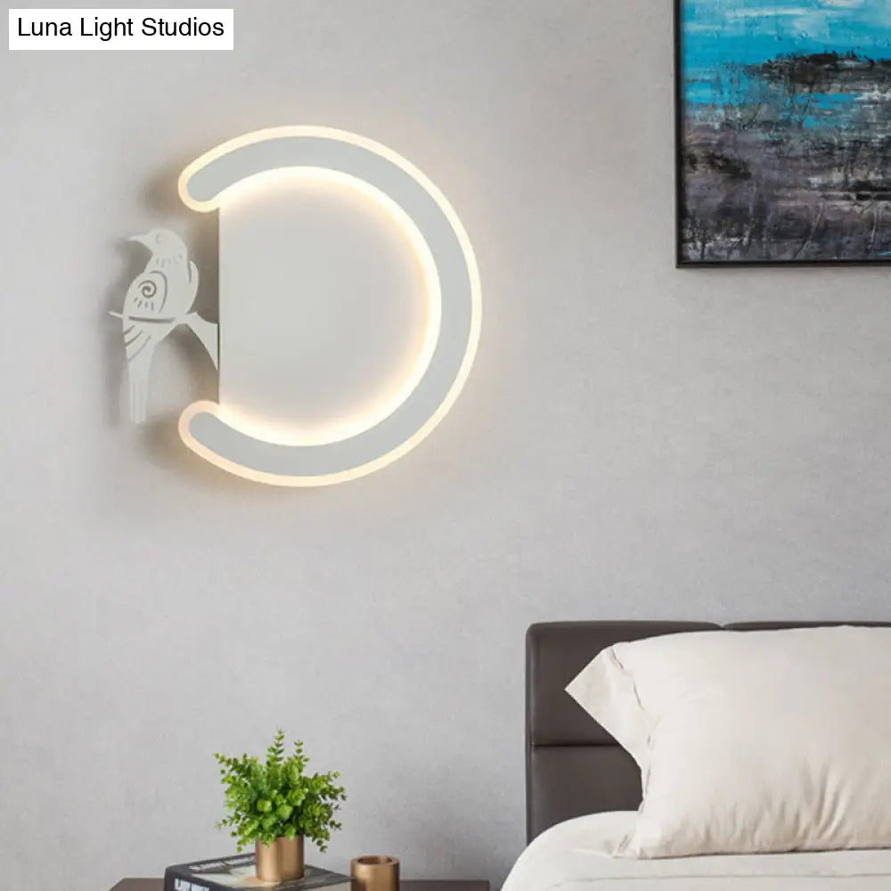 Aplique de pared contemporáneo DecorBites™ en forma de C de acrílico con diseño de pájaro – Lámpara LED de luz blanca cálida