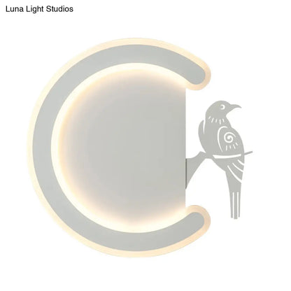 Aplique de pared contemporáneo DecorBites™ en forma de C de acrílico con diseño de pájaro – Lámpara LED de luz blanca cálida