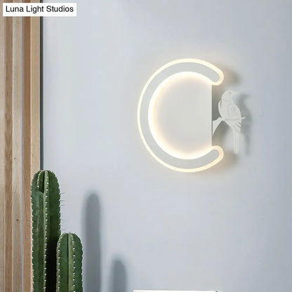 Aplique de pared contemporáneo DecorBites™ en forma de C de acrílico con diseño de pájaro – Lámpara LED de luz blanca cálida