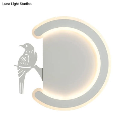 Aplique de pared contemporáneo DecorBites™ en forma de C de acrílico con diseño de pájaro – Lámpara LED de luz blanca cálida