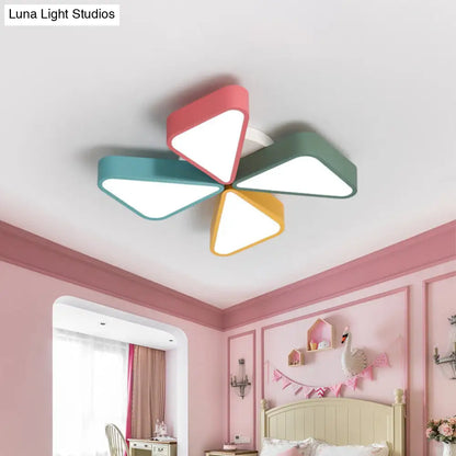 Lámpara de techo LED contemporánea DecorBites™ de acrílico blanco para dormitorio infantil