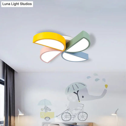 Lámpara de techo LED contemporánea DecorBites™ de acrílico blanco para dormitorio infantil