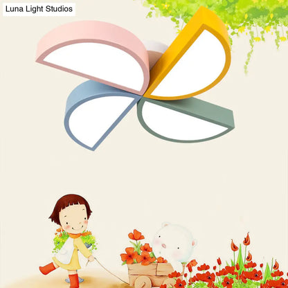 Lámpara de techo LED contemporánea DecorBites™ de acrílico blanco para dormitorio infantil