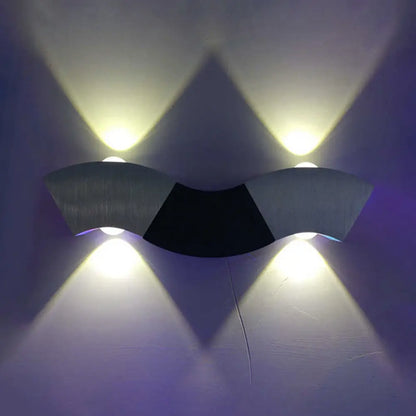 Aplique de pared LED contemporáneo DecorBites™ de aluminio con acabado plateado e iluminación cálida/blanca.