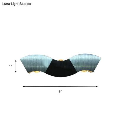 Aplique de pared LED contemporáneo DecorBites™ de aluminio con acabado plateado e iluminación cálida/blanca.