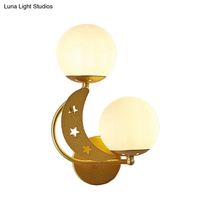 Aplique de pared contemporáneo DecorBites™ para dormitorio: Lámpara de pared negra/dorada con 2 bombillas y pantallas de bolas de cristal lechoso (izquierda/derecha).