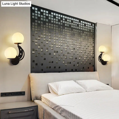 Aplique de pared contemporáneo DecorBites™ para dormitorio: Lámpara de pared negra/dorada con 2 bombillas y pantallas de bolas de cristal lechoso (izquierda/derecha).