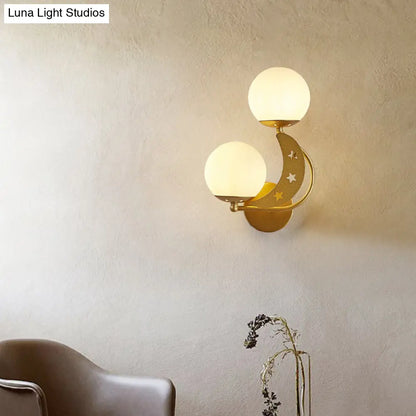 Aplique de pared contemporáneo DecorBites™ para dormitorio: Lámpara de pared negra/dorada con 2 bombillas y pantallas de bolas de cristal lechoso (izquierda/derecha).