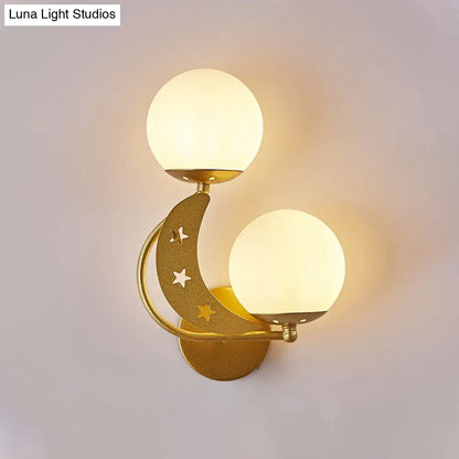 Aplique de pared contemporáneo DecorBites™ para dormitorio: Lámpara de pared negra/dorada con 2 bombillas y pantallas de bolas de cristal lechoso (izquierda/derecha).