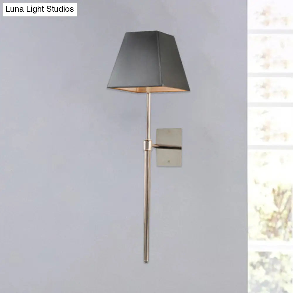 Aplique de pared LED cónico contemporáneo DecorBites™ de tela negra para iluminación de mesilla de noche