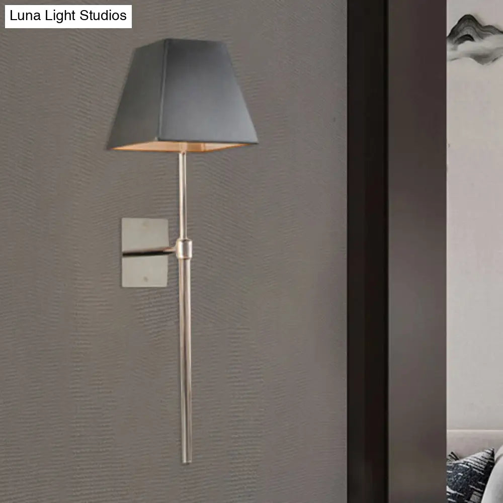 Aplique de pared LED cónico contemporáneo DecorBites™ de tela negra para iluminación de mesilla de noche