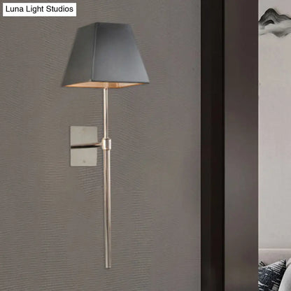 Aplique de pared LED cónico contemporáneo DecorBites™ de tela negra para iluminación de mesilla de noche