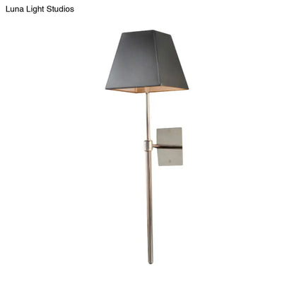 Aplique de pared LED cónico contemporáneo DecorBites™ de tela negra para iluminación de mesilla de noche