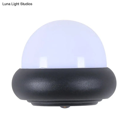 Aplique de pared contemporáneo DecorBites™ negro con media luz para patio - Bola de plástico