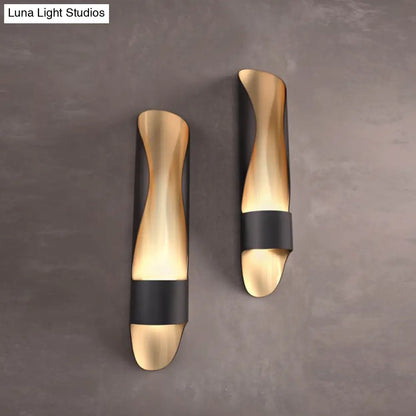 Aplique de pared DecorBites™ contemporáneo de metal negro con LED y diseño de tubo retorcido