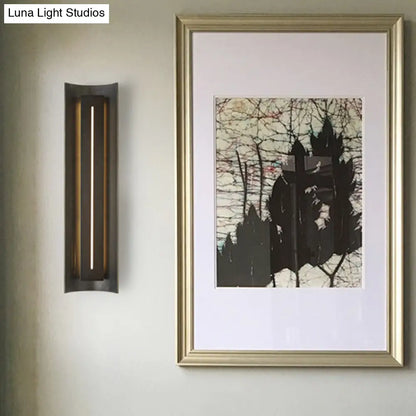 Aplique de pared LED contemporáneo DecorBites™ negro para dormitorio con pantalla metálica curva - 1 bombilla