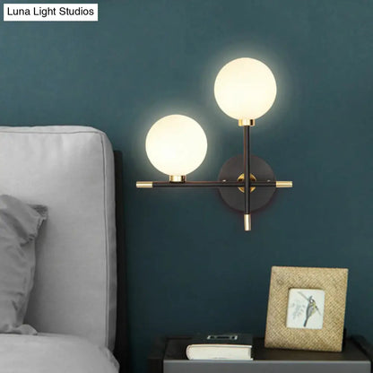 Aplique de pared DecorBites™ con bola de cristal opalino negro contemporáneo