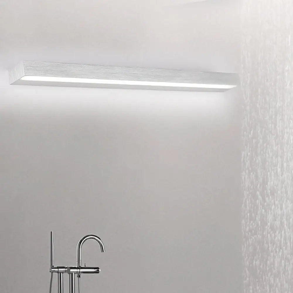 Aplique de pared lineal DecorBites™ de luz LED contemporánea en negro y plata, con acabado blanco cálido, disponible en anchos de 16", 19.5" y 23.5".