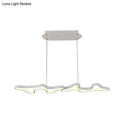 Lámpara colgante LED contemporánea DecorBites™ en blanco y negro con marco metálico que evoca una nube