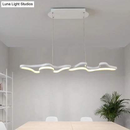 Lámpara colgante LED contemporánea DecorBites™ en blanco y negro con marco metálico que evoca una nube