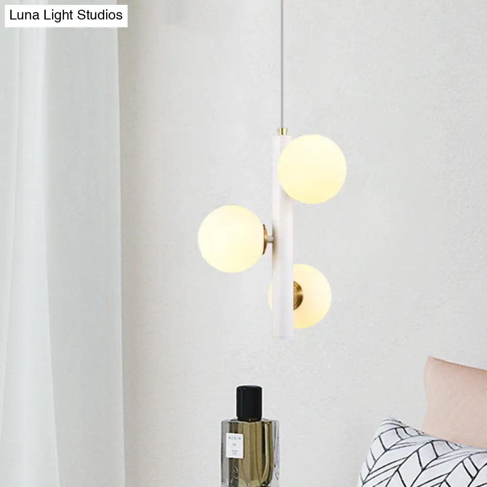 Lámpara de techo colgante contemporánea en blanco y negro con tres cabezales de cristal esmerilado, ideal para mesa de comedor.