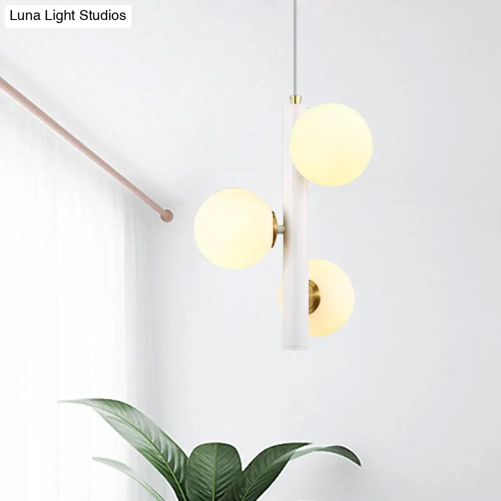 Lámpara de techo colgante contemporánea en blanco y negro con tres cabezales de cristal esmerilado, ideal para mesa de comedor.