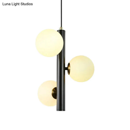 Lámpara de techo colgante contemporánea en blanco y negro con tres cabezales de cristal esmerilado, ideal para mesa de comedor.