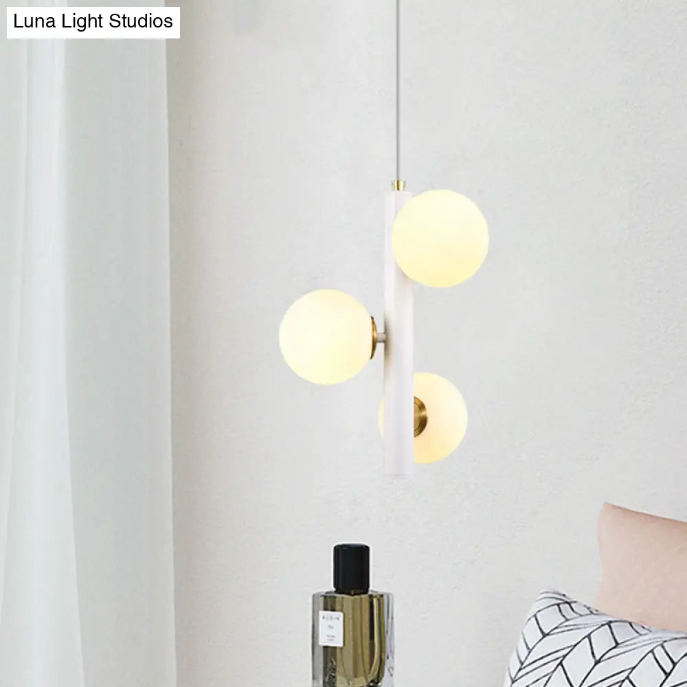 Lámpara de techo colgante contemporánea en blanco y negro con tres cabezales de cristal esmerilado, ideal para mesa de comedor.