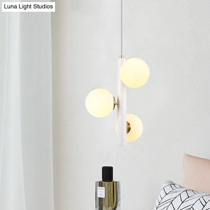 Lámpara de techo colgante contemporánea en blanco y negro con tres cabezales de cristal esmerilado, ideal para mesa de comedor.