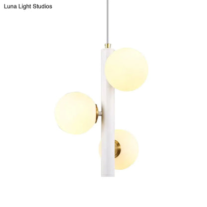 Lámpara de techo colgante contemporánea en blanco y negro con tres cabezales de cristal esmerilado, ideal para mesa de comedor.